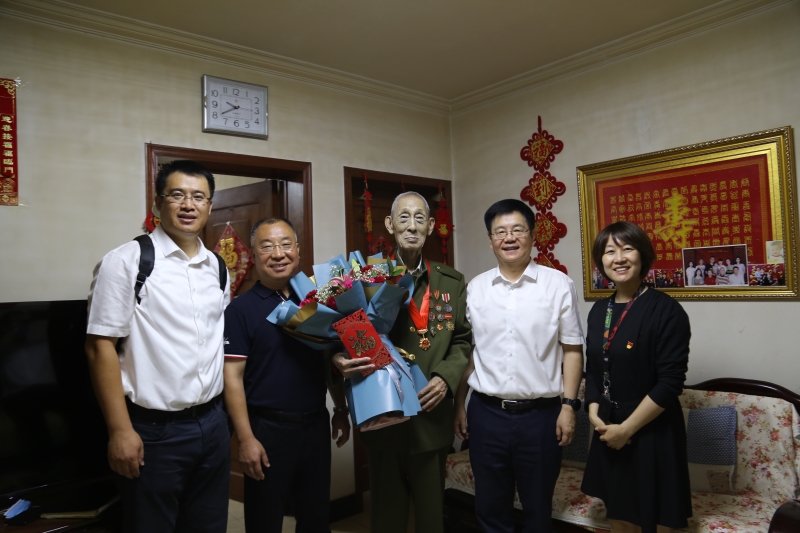 走访慰问公司老党员